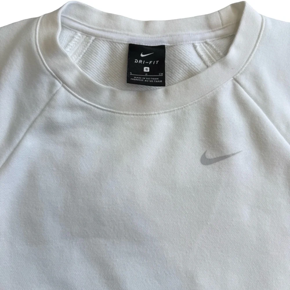 Nike women Dri-FIT Versa cropped cutout back sweatshirt embossed logo Size S - Picture 6 of 9